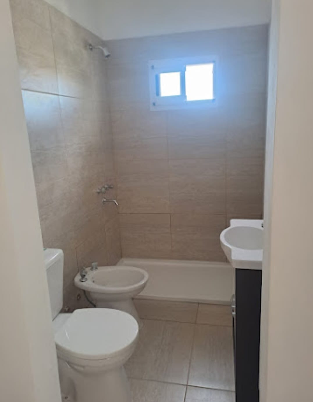 Refacción integral de baño con materiales modernos