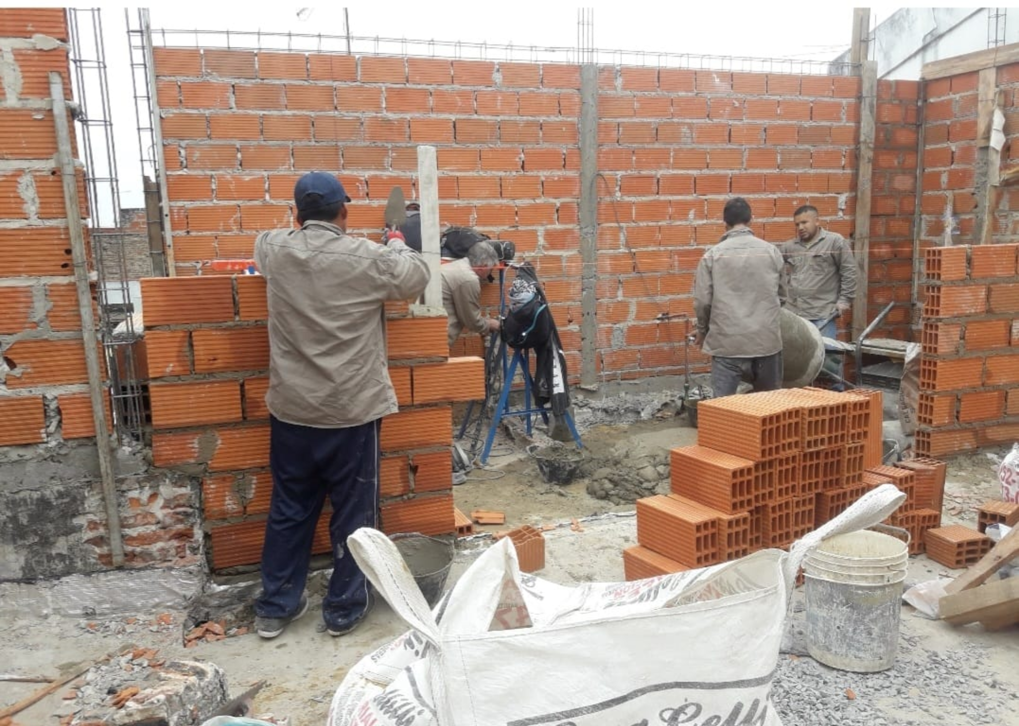 Equipo de obra trabajando en proyecto de construcción